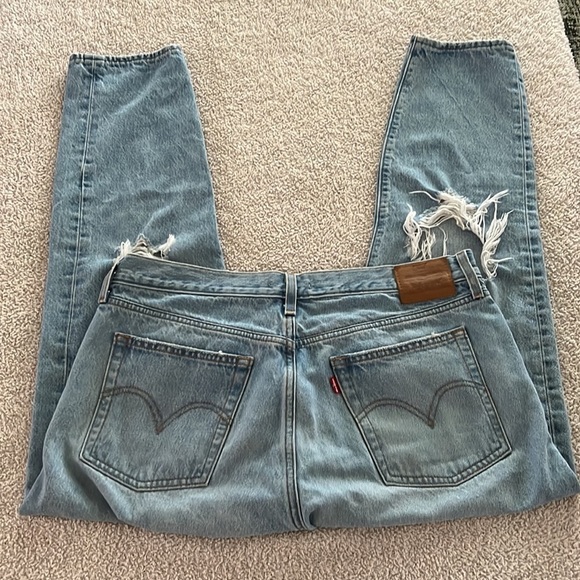 Levi’s Premium Wedgie Size 32 Distressed Light Wash Button Fly Jeans - Picture 5 of 8